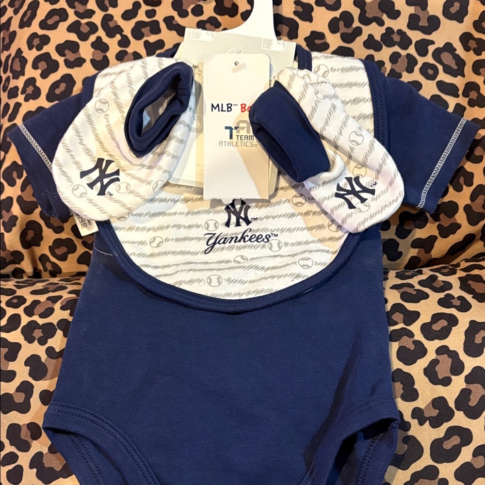 MLB Yankees Navy and White Baby Outfit Set